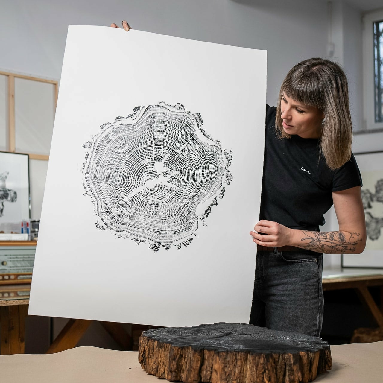Marta Kozłowska w swojej pracowni prezentuje gotowy obraz - odcisk pnia drzewa