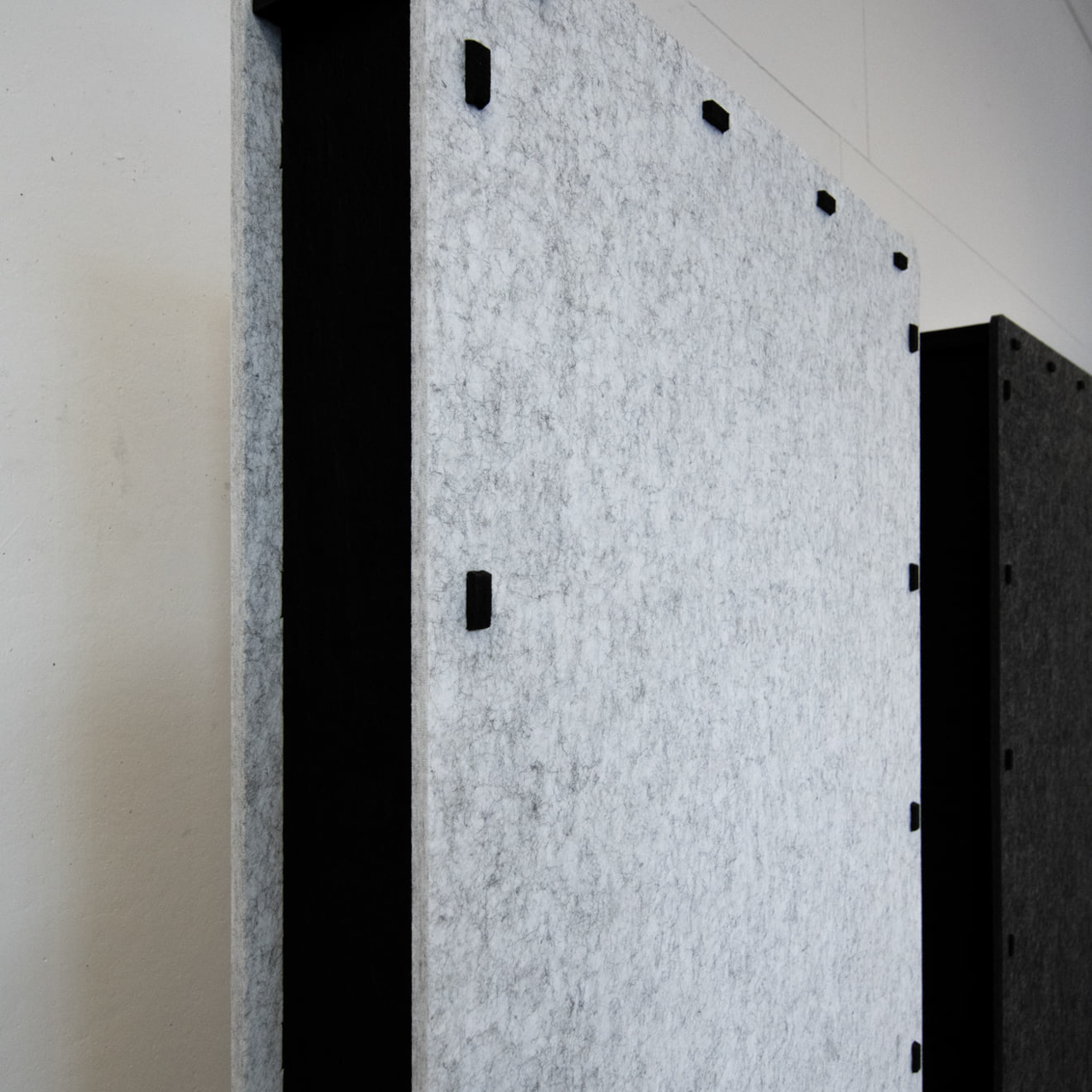 Side view of a freestanding sound absorbing acoustic partition.