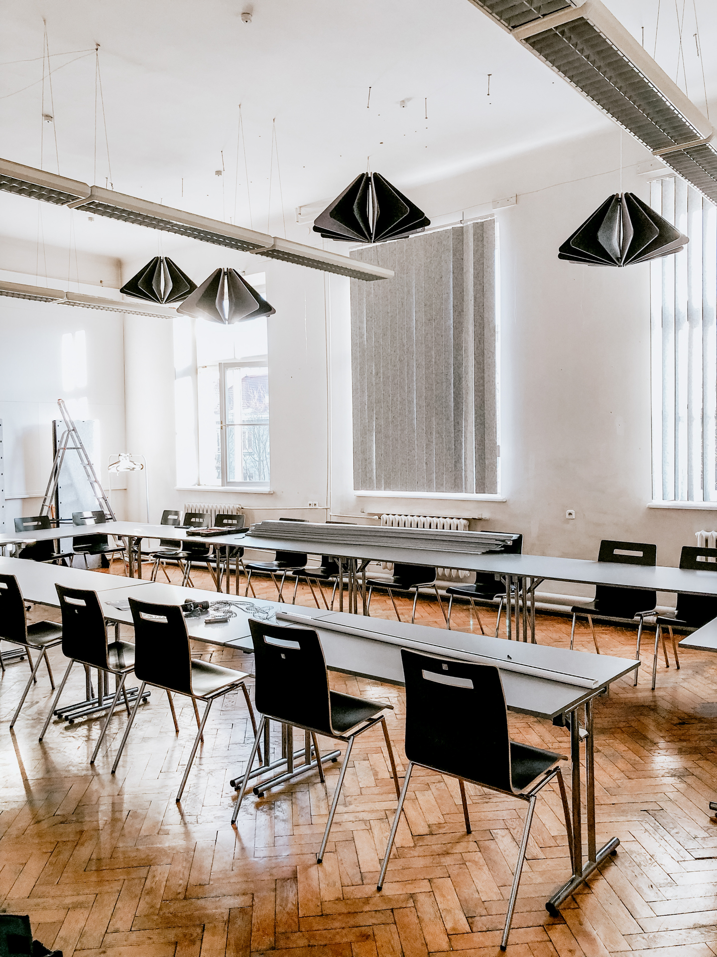 Lecture room at the Academy of Fine Arts in Krakow, where acoustic adaptation was carried out by installing sound absorbing acoustic panels, standing sound absorbing partitions and hanging sound absorbing acoustic ceiling rafts.