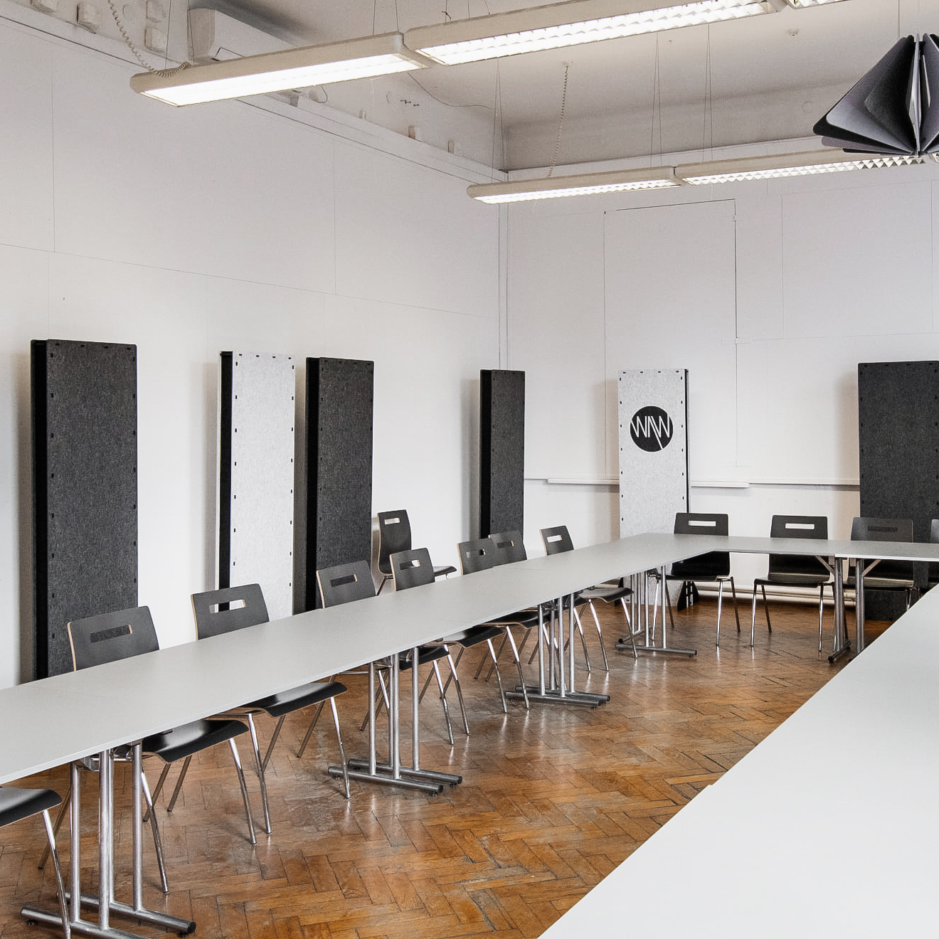Lecture room after acoustic treatment at the Academy of Fine Arts in Krakow, where vertical sound absorbing acoustic blinds, acoustic, acoustic ceiling rafts absorbing reverberation and sound absorbing partitions are installed.