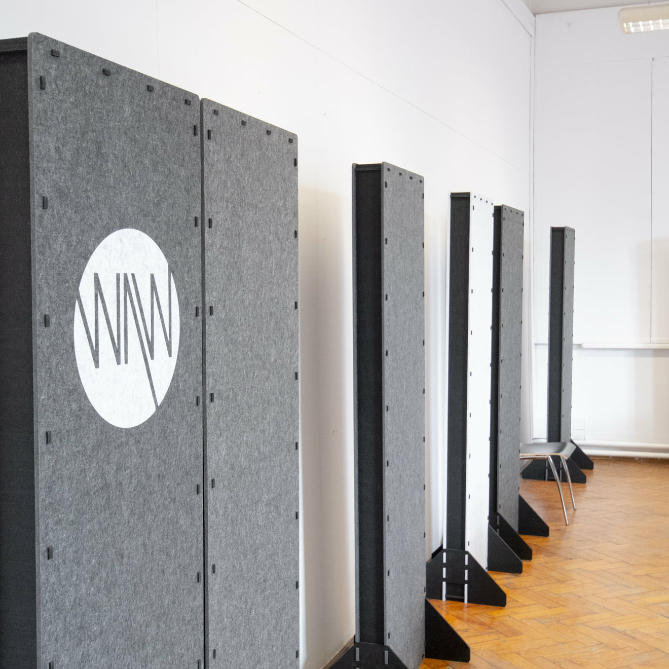 Przegrody akustyczne dźwiękochłonne stojące pod ścianą w sali dydaktycznej ASP w Krakowie
